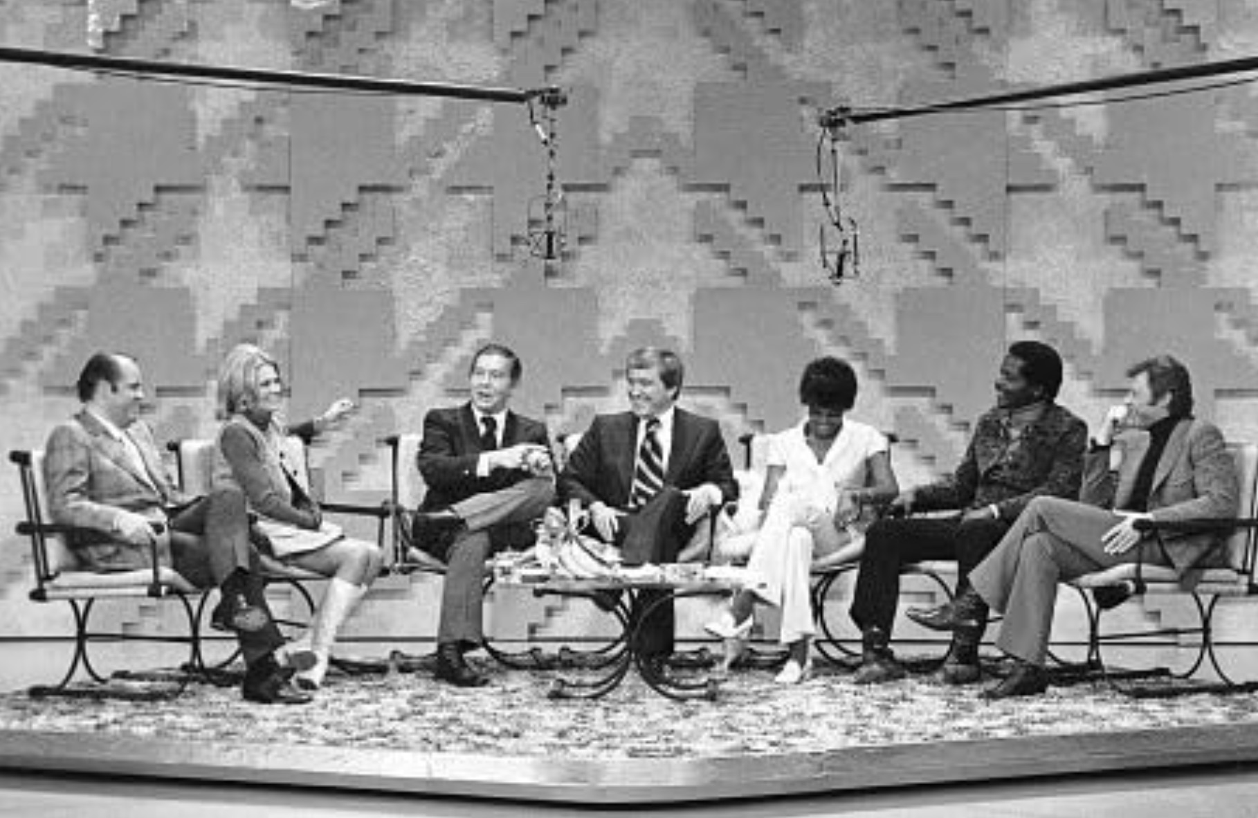 Roundtable of Dom DeLuise, Angie Dickinson, Milton Berle, Merv Griffin, Dionne Warwick and her husband, Steve Lawrence on the show 